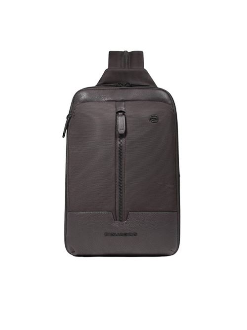 Zaino monospalla uomo in tessuto riciclato PIQUADRO | CA6448W138BTM